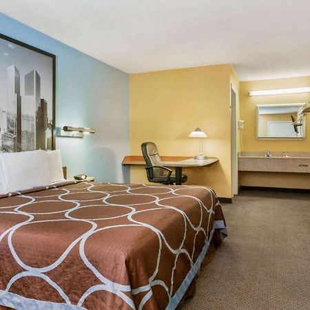 Super 8 By Wyndham Findlay Hotel Exterior photo