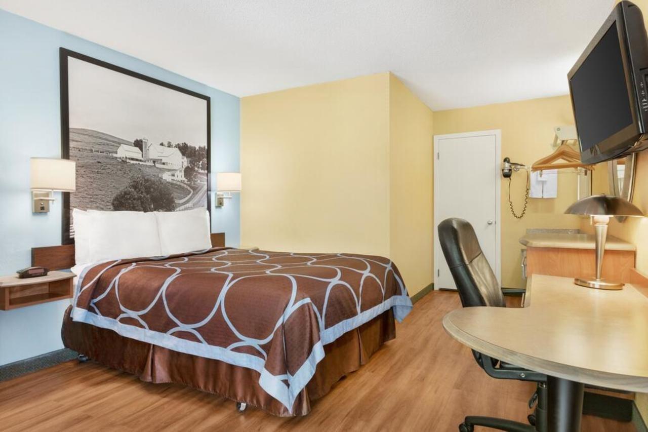 Super 8 By Wyndham Findlay Hotel Exterior photo