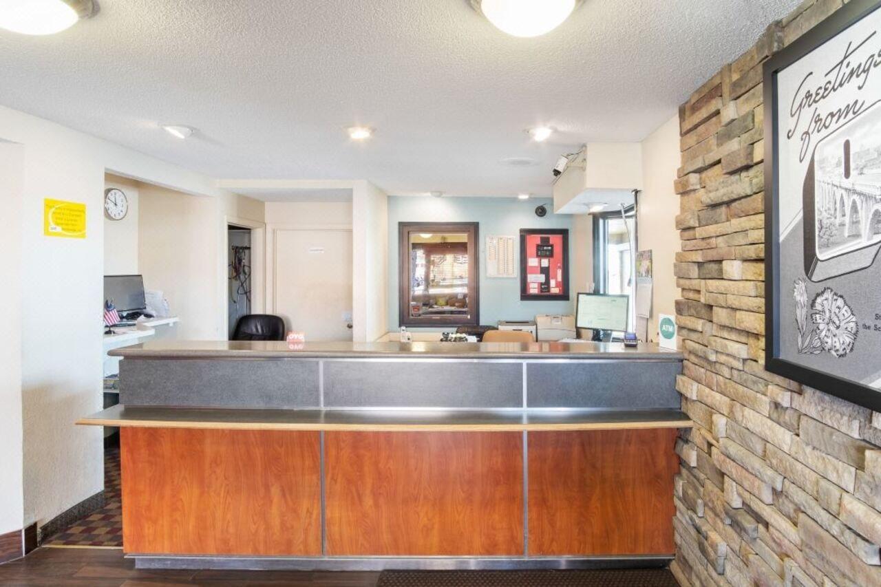 Super 8 By Wyndham Findlay Hotel Exterior photo