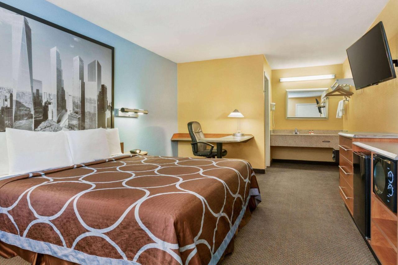 Super 8 By Wyndham Findlay Hotel Exterior photo