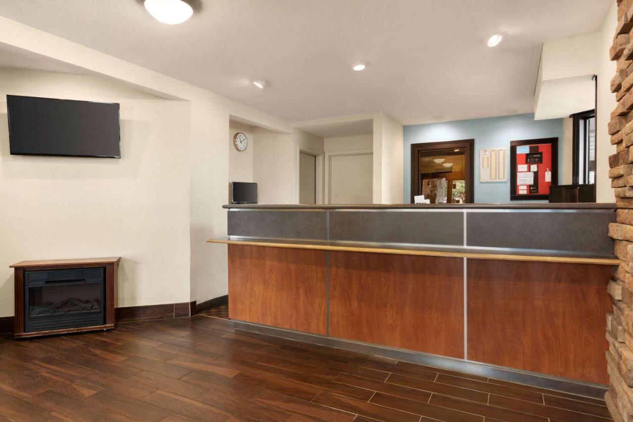 Super 8 By Wyndham Findlay Hotel Exterior photo