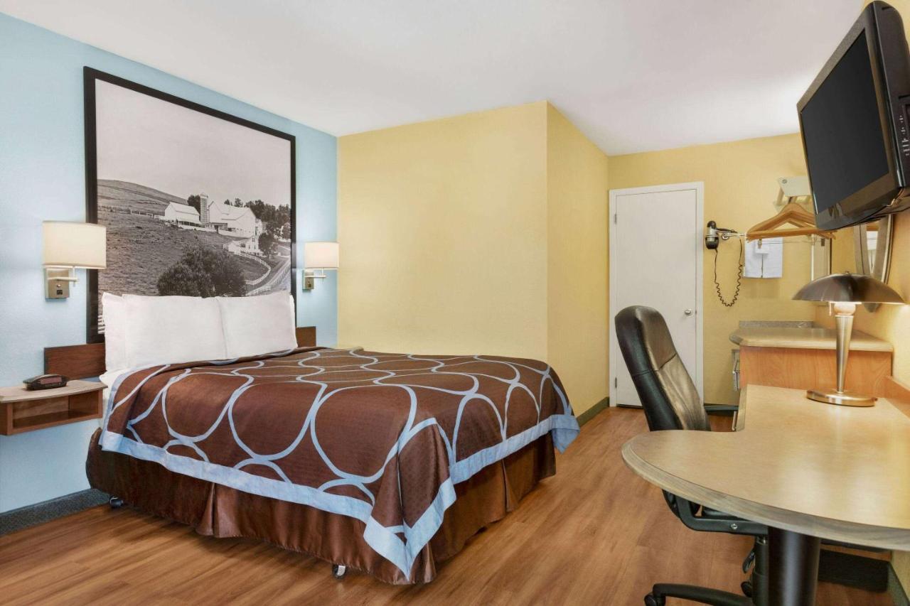 Super 8 By Wyndham Findlay Hotel Exterior photo