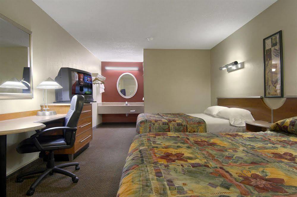 Super 8 By Wyndham Findlay Hotel Exterior photo