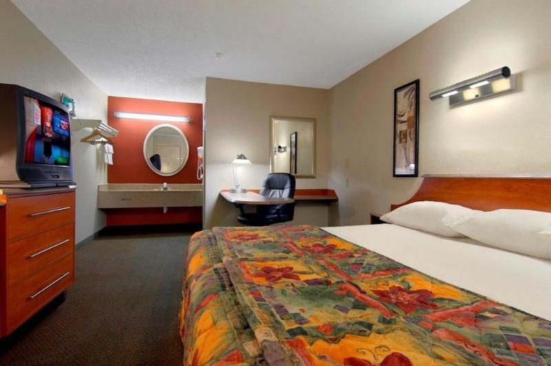 Super 8 By Wyndham Findlay Hotel Exterior photo