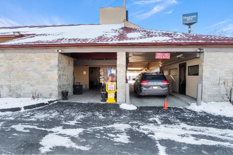 Super 8 By Wyndham Findlay Hotel Exterior photo